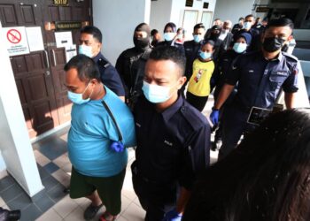 IBU kandung dan bapa tiri kepada kanak-kanak yang maut dipercayai didera dalam kejadian di Taman Krubong Jaya bulan lalu didakwa atas pertuduhan membunuh di Mahkamah Majistret di Melaka, hari ini. - UTUSAN/DIYANATUL ATIQAH ZAKARYA