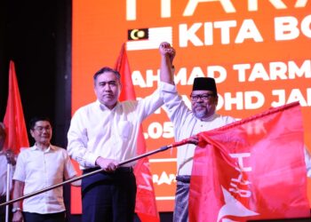 TARMIZI Mohd. Jam  bersama Setiausaha Agung DAP, Anthony Loke Siew Fook dalam majlis pengenalan calon  PH-DAP Perak di Ipoh semalam. - UTUSAN/MUHAMAD NAZREEN SYAH MUSTHAFA