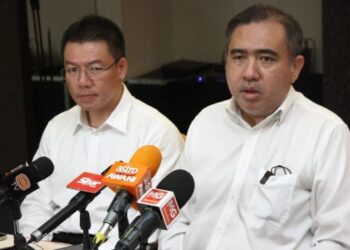 ANTHONY  Loke dalam sidang akhbar di Ipoh hari ini. - FOTO/MUHAMAD NAZREEN SYAH MUSTHAFA