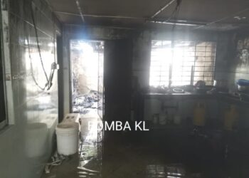 KEADAAN dapur di rumah di Taman Bamboo yang terbakar menyebabkan seorang lelaki melecur hari ini.- FOTO/IHSAN BOMBA