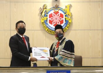 ZAMANI Ahmad Mansor (kanan) menerima nota serah tugas daripada pemangku Datuk Bandar, Mohd.Rashidi Ruslan selepas mengangkat sumpah jawatan di Wisma MBSA, Selangor hari ini.