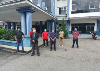 MOHD. Fakrunizam Ibrahim (depan) bersama beberapa individu membuat laporan polis di Balai Polis Raub di Raub, Pahang.