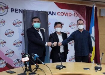 ANTHONY Loke; Chow Kon Yeow dan Steven Sim dalam sidang akhbar selepas mengadakan pertemuan di Komtar, Georgetown, Pulau Pinang hari ini.