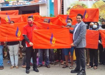 RAZALIF Mohd. Zain (kanan) dan Patrick Ooi dalam sidang akhbar mengenai penjenamaan semula PFP di George Town, Pulau Pinang hari ini. - PIX: IQBAL HAMDAN