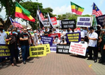 Kira-kira lapan pertubuhan bukan kerajaan (NGO) mengadakan himpunan aman bagi membantah penerokaan tanah haram, isu menterbalikkan bendera Jalur Gemilang dan isu memperkasa jawi di Taman Kerang di Kuantan, Pahang semalam.