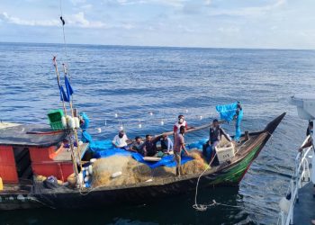 ANTARA bot nelayan Indonesia yang menceroboh perairan Pulau Jarak dekat Lumut baru-baru ini. - GAMBAR IHSAN MARITIM MALAYSIA