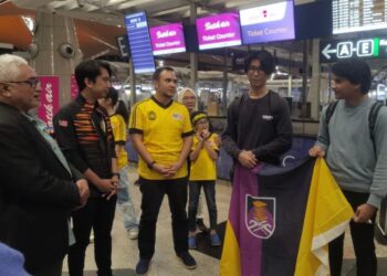 AHMAD Farhan Fauzi (tengah) bersama Timbalan Menteri Belia dan Sukan, Adam Adli hadir menghantar para pelajar UiTM menyertai WUDC di Universidad Rey Juan Carlos, Madrid, Sepanyol. - GAMBAR FACEBOOK ANWAR IBRAHIM