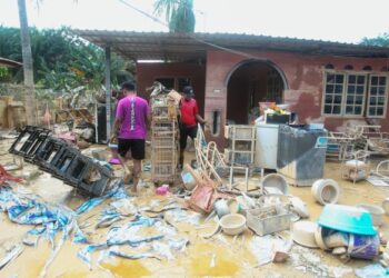 PENDUDUK melakukan kerja-kerja pembersihan akibat dilanda banjir baru-baru ini di Kampung Cemperai, Dengkil, Selangor. - UTUSAN/FAISOL MUSTAFA