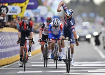 Mathieu van der Poel menunjukkan riak gembira selepas menjadi pelumba pertama melepasi garisan penamat dalam perlumbaan Tour Flanders. -AFP