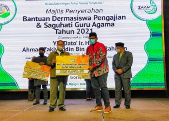 ROSLAN Ahmad (tiga dari kiri) pada majlis penyerahan Bantuan Dermasiswa Pengajian serta Sagu Hati Guru Agama ZPP dan MAINPP di Butterworth, Pulau Pinang hari ini.