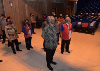 ANNUAR Musa (depan) melawat studio rakaman RTM ketika menghadiri sesi temubual bersama radio Johor.fm di pejabat RTM Johor, di Johor Bahru.