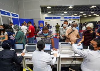 ORANG ramai beratur untuk membayar saman polis dan JPJ pada program 100 Hari Aspirasi Keluarga Malaysia di KLCC, 9 Disember lalu. – UTUSAN/SHIDDIEQIIN ZON