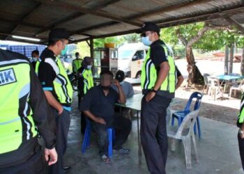 PEGAWAI penguat kuasa JHEAIK menyoal siasat dua lelaki yang ditangkap kerana tidak berpuasa dan menghisap rokok di sebuah restoran milik bukan Islam di Ayer Hitam, Kubang Pasu, semalam.