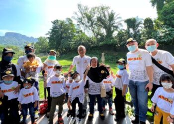 KETUA Pegawai Eksekutif Kumpulan MR. D.I.Y., Adrian Ong menikmati pengalaman Zoo Negara dengan anak-anak pekerja MR. D.I.Y.