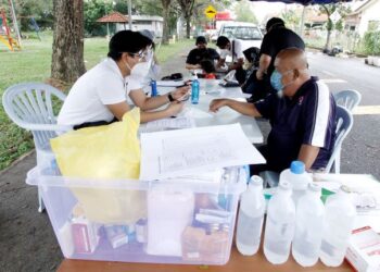 PAKAR kesihatan mencadangkan supaya kerajaan mengutamakan 
kesihatan awam dalam pasca banjir dan melengkapkan dos ketiga 
penggalak pada masa ini. – UTUSAN/SYAWAL ROSLI