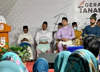 TUN Dr. Mahathir Mohamad berucap pada pada majlis Rapat Umum GTA di pekarangan Pejabat Parti Pejuang Tanah Air di Alor Setar, Kedah, malam tadi. - FOTO/JAMLIAH ABDULLAH