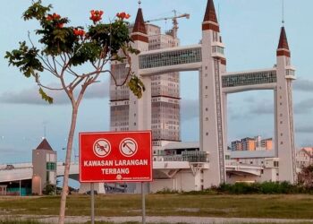 PAPAN tanda larangan bermain dron didirikan di kawasan jambatan angkat di Kuala Terengganu, semalam. - UTUSAN ROSALINDA MD. SAID