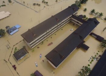 PEMANDANGAN dari udara keadaan pusat pemindahan sementara (PPS) di Sekolah Kebangsaan Durian Mentangau, Dungun, Terengganu yang turut ditenggelami banjir berikutan hujan lebat sejak beberapa hari lalu,  semalam.  – UTUSAN/ PUQTRA HAIRRY