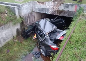 KEADAAN kereta mangsa yang remuk setelah terbabas masuk ke dalam parit di Jalan Chemor-Jelapang berhadapan BBP Meru Raya di Ipoh hari ini. - UTUSAN/JBPM PERAK