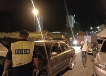 BEKAS banduan yang memiliki 43 rekod jenayah lampau diberkas dalam sekatan jalan raya di Batu Maung, Bayan Lepas, Pulau Pinang pada hari pertama pelaksanaan PKP 2.0 tengah malam tadi. - FOTO/NOOR HASLIZA NUSI