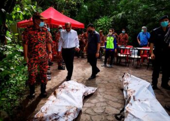 MAYAT dua mangsa kejadian tanah runtuh di sebuah resort berjaya ditemukan oleh anggota bomba di Tambun, Ipoh hari ini. - IHSAN JBPM