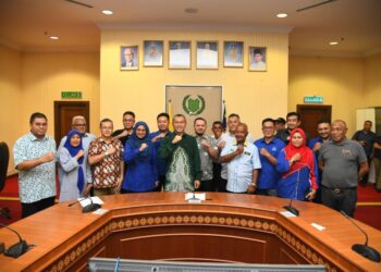 AZLAN Man (tengah) bergambar bersama calon-calon BN di peringkat DUN dan Parlimen selepas pengumuman calon BN DUN Perlis di Kompleks DUN, Kangar, Perlis malam tadi.- UTUSAN/IZLIZAN OTHMAN