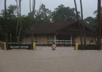 KAMPUNG Pasir Raja di Dungun dilanda banjir, semalam. - UTUSANPUQTRA HAIRRY ROSLI