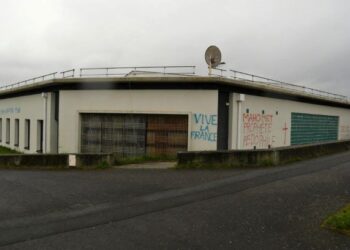 KEADAAN sebuah masjid yang diconteng dengan grafiti menghina Islam dan Nabi Muhammad di Rennes, Perancis. - AFP