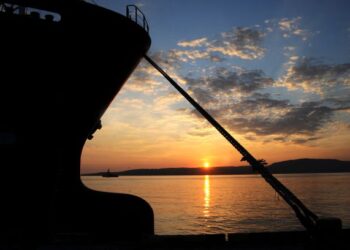 KAPAL tentera laut Indonesia berlabuh ketika matahari terbenam di Banyuwangi, Jawa Timur. - AFP