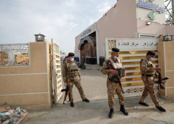 PASUKAN polis Iraq berkawal di pintu masuk Hospital Ibn al-Khatib di Baghdad. - AFP