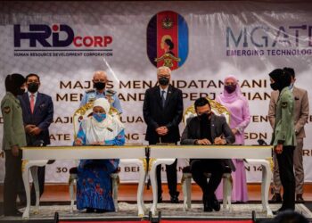 TENGKU Muhaini Sultan Ahmad Shah (duduk, kiri) dan Mohammad Faizal Shebli (duduk, kanan) menandatangani MoU antara ATM, MGATE Emerging Technologies Sdn. Bhd. dan HRDCorp. di Kuala Lumpur hari ini. - FOTO/AMIR KHALID