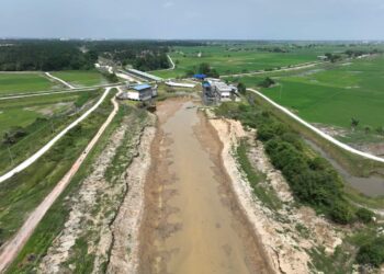 PARAS air Sungai Muda di Pulau Pinang menurun dengan mendadak ekoran berlaku  kerosakan pintu kawalan air (pintu barrage) Sungai Muda sekali gus boleh menyebabkan gangguan bekalan air di beberapa kawasan di negeri itu bermula hari ini.