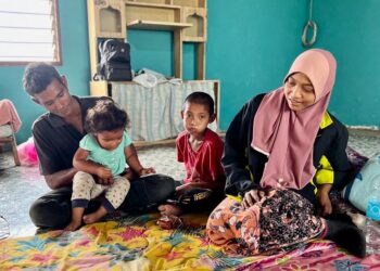 SEBUAH keluarga bakal menyambut Aidilfitri dalam keadaan lebih selesa di rumah sewa baru hasil inisiatif UMNO Bahagian Arau di Kampung Sena, Guar Sanji, Arau, Perlis, semalam.- UTUSAN/ASYRAF MUHAMMAD