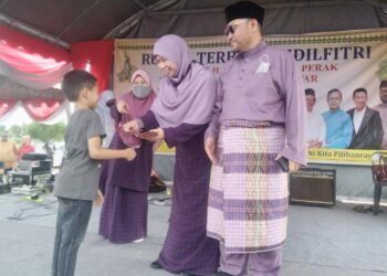 MUJAHID Rawa (kanan) pada majlis rumah terbuka Aidilfitri PH Perak di Parit Buntar hari ini.  - UTUSAN/WAT KAMAL ABAS