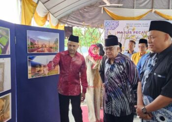 MEER SADIK Habib (kiri) menunjukkan pelan Masjid Habib kepada Tun Ahmad Fuzi Abdul Razak yang menyempurnakan majlis pecah tanah Masjid Habib, di Bandar Tanjong Pinang, Tanjong Tokong, Pulau Pinang hari ini.