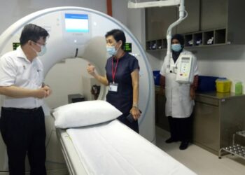 CHOW KON YEOW  meninjau kelengkapan perubatan di Hospital Kebajikan Kek Lok Si, Air Itam, Pulau Pinang pada 23 April 2021.