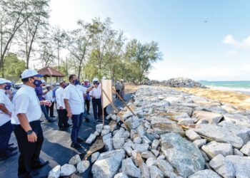 AHMAD Samsuri Mokhtar melawat Tanjung Buatan di Teluk Lipat, Terengganu yang dibangunkan untuk
perlindungan pantai