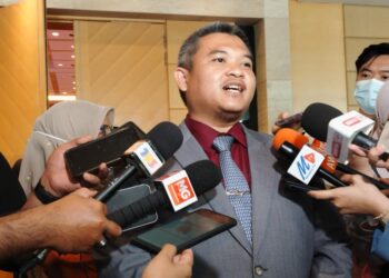 RAIS Yasin bercakap kepada pemberita selepas Majlis Perasmian Sambutan Hari Guru Peringkat Negeri Melaka 2022 di Banda Hilir, Melaka. - UTUSAN/MUHAMMAD SHAHIZAM TAZALI