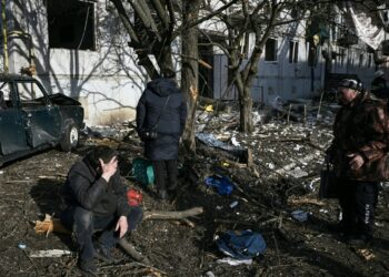 Rusia serang Ukraine pagi semalam dan kesan peperangan tersebut dijangka akan memberi impak seluruh dunia. - GAMBAR/AGENSI