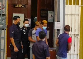 TIGA lelaki dibawa keluar dari mahkamah selepas menghadapi pertuduhan mengedar dadah di Mahkamah Majistret, Kangar, Perlis, hari ini.- UTUSAN/NAZLINA NADZARI