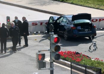 SEORANG lelaki yang memandu sebuah kereta merempuh penghadang keselamatan di bangunan Capitol, Washington. -AFP