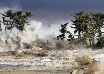 OMBAK tsunami membadai pantai Minamisoma di wilayah Fukushima, Jepun pada 11 Mac 2011. - AFP