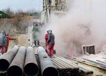 USAHA-usaha menyelamat dilakukan bagi membawa keluar 22 pelombong yang terperangkap di lombong Hushan, Shandong, China. -AFP