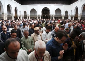 ORANG Islam menunaikan solat sunat Hari Raya Aidilfitri di Great Mosque of Paris, 2018. -AFP