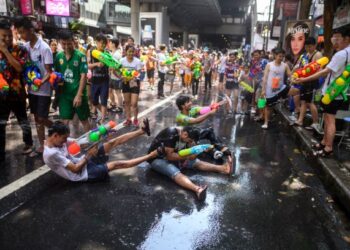 ORANG ramai dilarang menyembur air sepanjang festival Songkran bagi mengelak penularan jangkitan Covid-19. - AFP