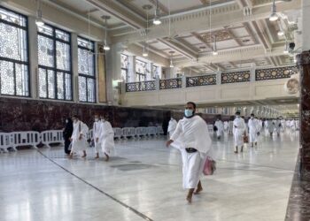 JEMAAH boleh memohon kebenaran bagi menunaikan solat di Masjidil Haram dan mereka akan diberikan permit menunaikan solat fardu lima waktu. -AFP