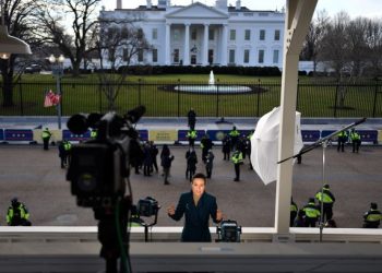 SEORANG penyampai berita membuat liputan majlis angkat sumpah Joe Biden sebagai presiden baharu Amerika Syarikat di Washington, baru-baru ini. - AFP