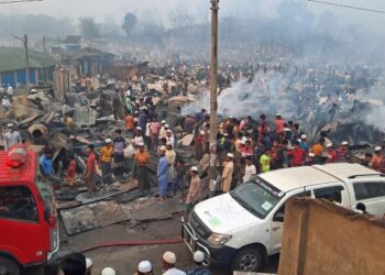 SEJUMLAH pelarian Rohingya melihat kawasan kem yang terbakar di Ukhia, Cox's Bazar, Bangladesh. - AFP