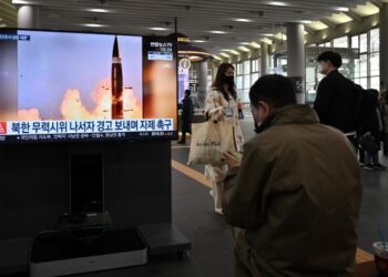 ORANG ramai menonton televisyen di stesen kereta api Suseo di Seoul yang memaparkan rakaman gambar pelancaran ujian peluru berpandu terkini Korea Utara. -AFP