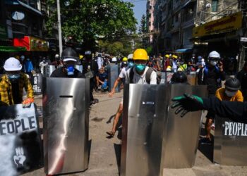 PENUNJUK perasaan memakai alat pelindung semasa menyertai demonstrasi menentang rampasan kuasa oleh junta tentera di Yangon, hari ini. -AFP